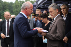 Uroczystości pogrzebowe śp. żołnierzy Franciszka Skrobola oraz Józefa Wawrzyńczyka - wręczenie flagi przedstawicielowi rodziny Żołnierza Niezłomnego przez Wiceprezesa IPN /fot. A. Księżnik/