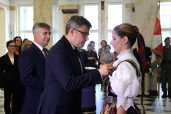 Fotogaleria zawiera zdjęcia z uroczystości wręczenia orderów i odznaczeń państwowych, które w imieniu Prezydenta RP wręczył wojewoda Jarosław Wieczorek w asyście II wicewojewody Mariusza Trepki. Odznaczenia odebrały osoby zasłużone w różnych dziedzinach życia społecznego, działalności  kulturalnej, charytatywnej oraz pracy zawodowej. Uroczystość uświetnił występ orkiestry Komendy Wojewódzkiej Policji w Katowicach oraz artystów Zespołu Pieśni i Tańca Śląsk.