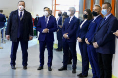 Wizyta premiera Mateusza Morawieckiego w punkcie szczepień w Gliwicach /fot. A. Księżnik/