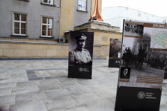 Na zdjęciu pokazane są 3 plansze wystawy, poświęconej pamięci Powstania Wielkopolskiego. /fot. A. Herz/