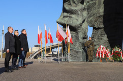 Delegacja po złożeniu kwiatów pod Pomnikiem Powstań Śląskich /fot. A. Księżnik/