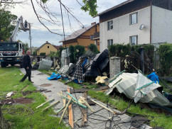 Wicewojewoda śląski Jan Chrząszcz ocenił skutki trąby powietrznej, która przeszła przez Kaniów /fot. ŚUW/