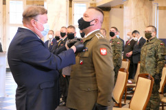 Uroczystość wręczenia odznaczeń państwowych - wręczenie odznaczenia przez Wicewojewodę Śląskiego /fot. B. Półrolnik/