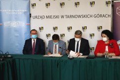 Uroczystość podpisania umów na realizację inwestycji w ramach rządowych programów w Tarnowskich Górach /fot. A. Księżnik/