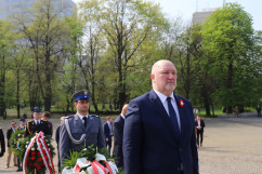 Obchody 231. rocznicy uchwalenia Konstytucji 3 maja - wicewojewoda śląski Jan Chrząszcz przed pomnikiem Powstańców Śląskich /fot. ŚUW/