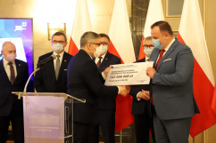 Konferencja prasowa dotycząca Programu Inwestycji Strategicznych - wręczenie symbolicznego czeku Marszałkowi Województwa przez Wojewodę Śląskiego /fot. A. Księżnik/
