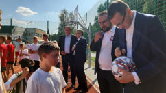 Wizyta premiera Mateusza Morawieckiego na nowo powstałym boisku w Tychach /fot. A. Kucharzewska/