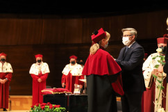 Wojewoda śląski wręcza Medale Komisji Edukacji Narodowej/ fot. A. Herz