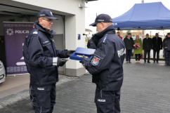 Otwarcie Posterunku Policji w Kroczycach - przekazanie kluczy kierownikowi posterunku /fot. B. Półrolnik/