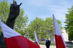 Złożenie kwiatów z okazji setnej rocznicy urodzin św. Jana Pawła II /fot. A. Kucharzewska/