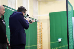 Otwarcie pneumatycznej strzelnicy sportowej w ZS nr 1 w Myszkowie - premier Mateusz Morawiecki wypróbowuje nową strzelnicę /fot. A. Księżnik/