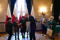 Wręczenie nagród laureatom konkursu dla organizacji pozarządowych pod hasłem „Rodzina jest najważniejsza” - wręczenie nagród lauretom /fot. B. Szwedowski/