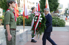 Jarosław Wieczorek składa kwiaty
