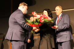 Jubileusz 10-lecia Muzeum Monet i Medali Jana Pawła II - wręczenie przez wicewojewodę R. Magdziarza kwiatów/fot. A. Księżnik/