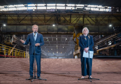 Premier Donald Tusk i Ministra Marzena Czarnecka w hali Huty