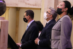 Uroczystość odsłonięcia zrekonstruowanych płaskorzeźb w Westybulu ŚUW - uczestnicy uroczystości podczas odsłaniania płaskorzeźb /fot. A. Księżnik/