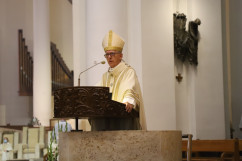 Metropolita katowicki abp Wiktor Skworc wygłasza homilię/fot. I. Matuszewska