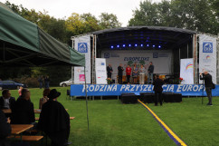 Na scenie przemawia wojewoda Jarosław Wieczorek/fot. I. Matuszewska