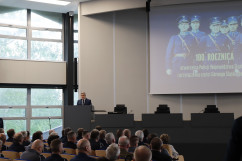 Obchody z okazji 100. rocznicy utworzenia Policji Województwa Śląskiego i przyłączenia części Górnego Śląska do Polski - przemówienie wojewody Jarosława Wieczorka, uczestnicy wydarzenia /fot. B. Szwedowski/