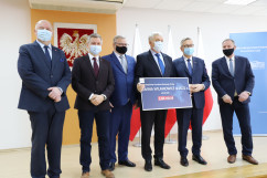 Uroczystość wręczenia symbolicznych promes w ramach RFRD/fot. K. Szczepanek/ - zdjęcie uczestników uroczystości podczas wręczenia symbolicznej promesy Burmistrzowi Wilamowic.