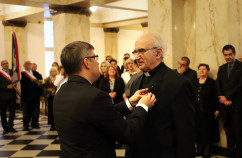 Galeria zdjęć z uroczystości wręczenia odznaczeń państwowych, która odbyła się w westybulu Urzędu /fot. A. Karendał/