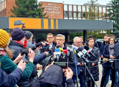 Wojewoda śląski udziela przedstawicielom mediów wywiadu przed kopalnią Pniówek/fot. A. Kucharzewska 