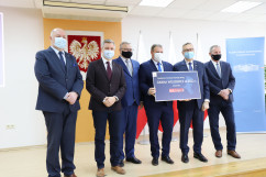 Uroczystość wręczenia symbolicznych promes w ramach RFRD/fot. K. Szczepanek/ - zdjęcie uczestników uroczystości podczas wręczenia symbolicznej promesy Wójtowi gminy Wilkowice.