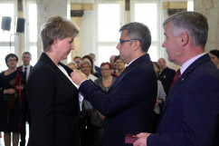 Fotogaleria zawiera zdjęcia z uroczystości wręczenia orderów i odznaczeń państwowych, które w imieniu Prezydenta RP wręczył wojewoda Jarosław Wieczorek w asyście II wicewojewody Mariusza Trepki. Odznaczenia odebrały osoby zasłużone w różnych dziedzinach życia społecznego, działalności  kulturalnej, charytatywnej oraz pracy zawodowej. Uroczystość uświetnił występ orkiestry Komendy Wojewódzkiej Policji w Katowicach oraz artystów Zespołu Pieśni i Tańca Śląsk.