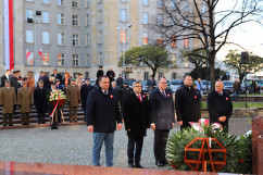 Uroczysty apel z okazji Narodowego Święta Niepodległości - składanie kwiatów pod pomnikiem J. Piłsudskiego - delegacja władz rządowo-samorządowych /fot. A. Księżnik/