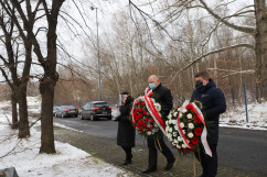 15. rocznica zawalenia się hali MTK. Wicewojewoda śląski Jan Chrząszcz złożył wieniec pod pomnikiem/fot. I. Matuszewska