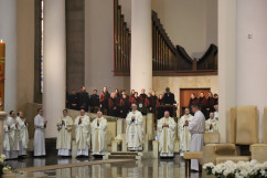 Obchody 231. rocznicy uchwalenia Konstytucji 3 maja -  duchowieństwo odprawiające mszę św. w Archikatedrze Chrystusa Króla w Katowicach /fot. ŚUW/