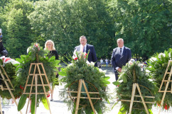 Obchody Narodowego Dnia Powstań Śląskich - marszałek województwa śląskiego wraz z członkami zarządu województwa śląskiego składają kwiaty pod Pomnikiem Powstańców Śląskich /fot. ŚUW/
