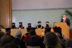 Wojewoda śląski Jarosław Wieczorek czyta list od Premiera RP- ujęcie z oddali/ fot. A. Herz