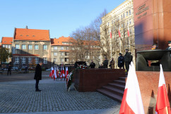 Uroczysty apel z okazji Narodowego Święta Niepodległości - Wojewoda Śląski pod pomnikiem Józefa Piłsudskiego /fot. A. Księżnik/