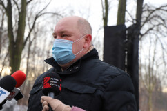 15. rocznica zawalenia się hali MTK. Wicewojewoda śląski Jan Chrząszcz złożył wieniec pod pomnikiem/fot. I. Matuszewska