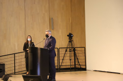 Zbliżenie na Wojewodę, który przemawia podczas konferencji./fot. A. Herz/
