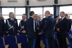 Obchody z okazji 100. rocznicy utworzenia Policji Województwa Śląskiego i przyłączenia części Górnego Śląska do Polski - wojewoda Jarosław Wieczorek z zastępcą komendanta głównego Policji nadinsp. Romanem Kusterem po uroczystościach /fot. B. Szwedowski/
