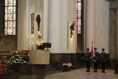 Obchody z okazji 100. rocznicy utworzenia Policji Województwa Śląskiego i przyłączenia części Górnego Śląska do Polski - Arcybiskup Wiktor Skworc oraz poczet sztandarowy podczas mszy św. /fot. B. Szwedowski/
