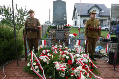 Obchody 75. rocznicy śmierci kpt. Stanisława Lisieckiego „Jaguara” - pomnik kpt. Stanisława Liesieckiego z asystą oraz złożonymi wieńcami /fot. A. Księżnik/