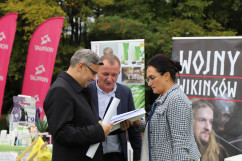 Wojewoda śląski Jarosław Wieczorek i europoseł Izabela Kloc oglądają materiały promocyjne pikniku/fot. I. Matuszewska
