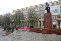 Uroczystość podniesienia flagi państwowej na maszt  przy udziale wojewody śląskiego Jarosława Wieczorka i wicewojewody Roberta Magdziarza