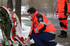 15. rocznica zawalenia się hali MTK. Wicewojewoda śląski Jan Chrząszcz złożył wieniec pod pomnikiem/fot. I. Matuszewska
