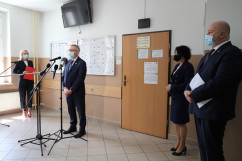 Wizyta wiceministra Rodziny, Pracy i Polityki Społecznej Stanisława Szweda oraz wicewojewody śląskiego Jana Chrząszcza w Pszczynie /fot. A. Księżnik/