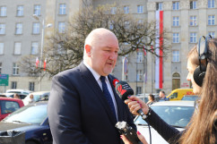 Wspólnie świętujemy Dzień Flagi Rzeczypospolitej Polskiej - wicewojewoda Jan Chrząszcz podczas wypowiedzi dla mediów /fot. K.Szczepanek/