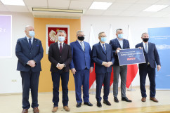 Uroczystość wręczenia symbolicznych promes w ramach RFRD/fot. K. Szczepanek/ - zdjęcie uczestników uroczystości wraz z wójtem gminy Łękawica Tadeuszem Tomiczkiem.