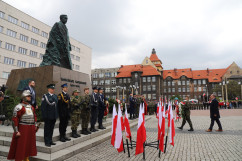 Delegacja składa wieniec pod pomnikiem Wojciecha Korfantego/foto: ŚUW