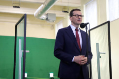 Otwarcie pneumatycznej strzelnicy sportowej w ZS nr 1 w Myszkowie - przemówienie premiera Mateusza Morawieckiego /fot. A. Księżnik/