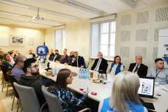 Galeria zdjęć z konferencji z okazji urodzin numeru alarmowego 112 z udziałem wojewody śląskiego Jarosława Wieczorka /fot. Anna Karendał/