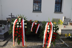 Uroczyste obchody 12. rocznicy katastrofy smoleńskiej - pomnik śp. Grzegorza Dolniaka /fot. K.Szczepanek/