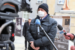 Wicewojewoda śląski Jan Chrząszcz udziela wywiadu mediom./fot. A. Herz/